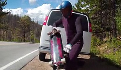 A 143 kmh, il bat le record de vitesse en skateboard