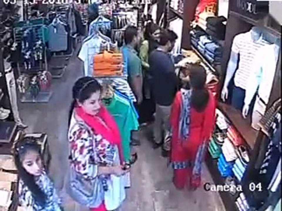 Female shoplifters Caught at a Shimla Mall Road showroom