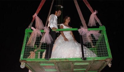 Gelinle damat evlerine vinçle çıktı