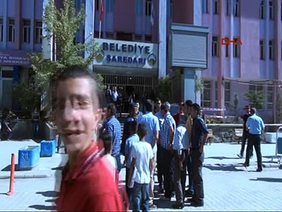 Hakkari'de kayyuma tepki gösterenlere polis saldırdı