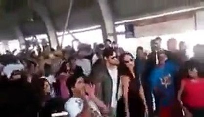 Katrina Kaif and Sidharth Malhotra dancing at a Train station - Video gone Viral