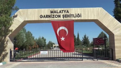 Şehitliğe Oğlunun Takım Elbisesini Getirdi