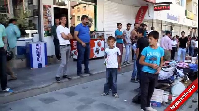Kayyum Atanan Hakkari Belediyesi’ne Türk Bayrağı Asıldı