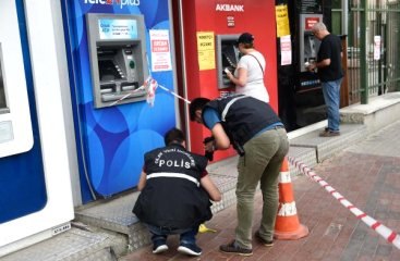 Bankamatiğe Aparat Yerleştirmeye Çalışan İki Kişi Yakalandı