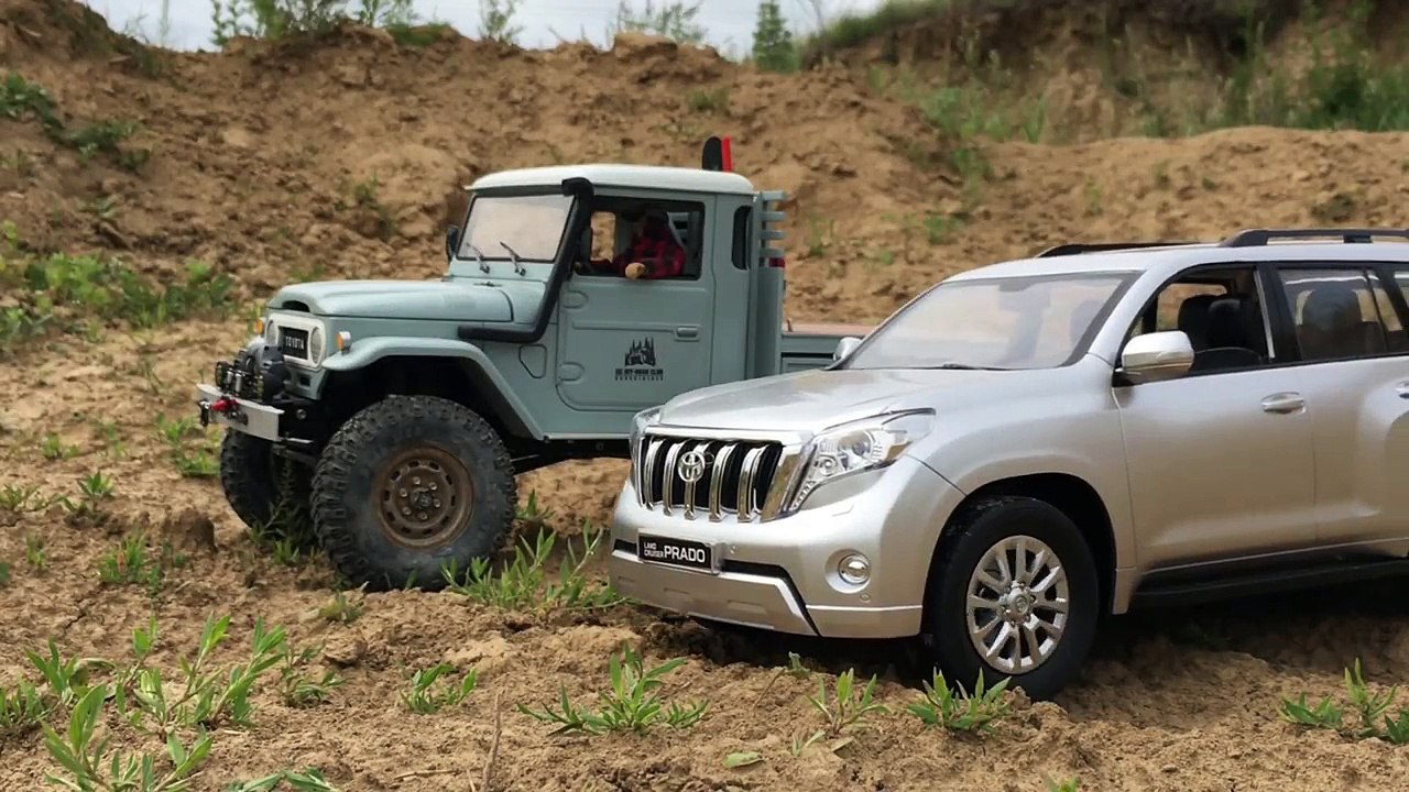 RC Toyota FJ45 Axial SCX10 vs TLC Prado RC toy