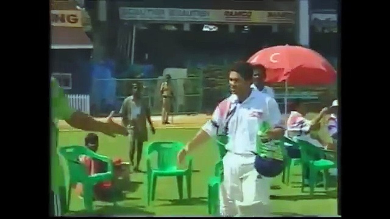 Pakistani cricketers in 90s Rare moments - Behind the scene - Pak dressing room