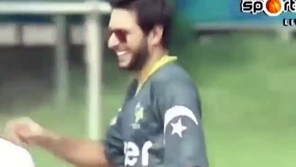 General Raheel's hit Shahid Afridi's bowl