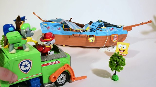 Pat Patrouille construit le bateau pirate de Bob léponge | les histoires de Paw Patrol en français