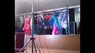 Funny Punjabi Singer Falls From Stage While Dancing | Whatsapp Funny Video Punjabi