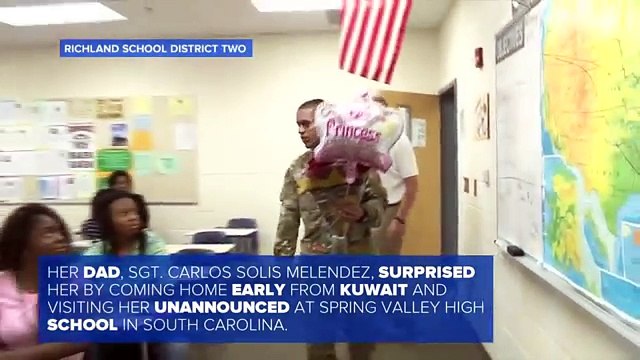 En voyant ce soldat avec des fleurs dans sa salle de classe, elle a fondu en larmes...