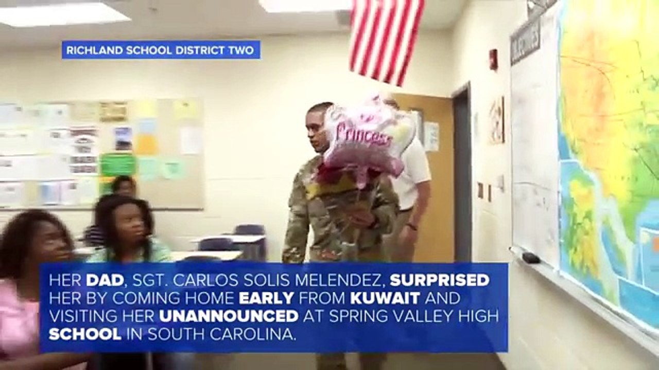En voyant ce soldat avec des fleurs dans sa salle de classe, elle a fondu en larmes...
