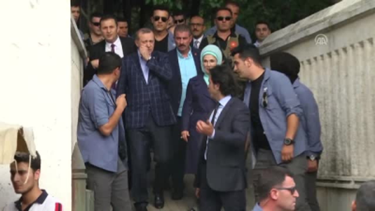 Cumhurbaşkanı Erdoğan ve Eşi Emine Erdoğan, Karacaahmet'teki Aile Kabristanını Ziyaret Etti