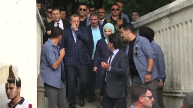 Cumhurbaşkanı Erdoğan ve Eşi Emine Erdoğan, Karacaahmet'teki Aile Kabristanını Ziyaret Etti