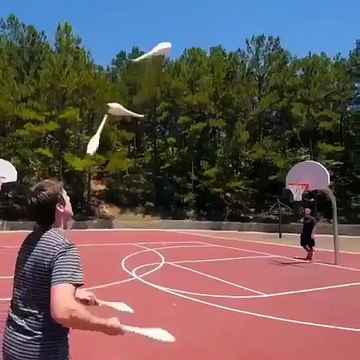 Un jongleur inscrit des paniers incroyables !