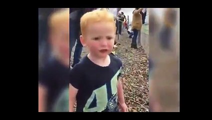 Araçlardan çıkan sesi seven minik Formula 1 hayranı