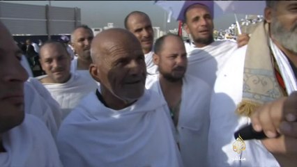 لقاءات مع الحجاج من أمام جبل الرحمة بصعيد عرفات