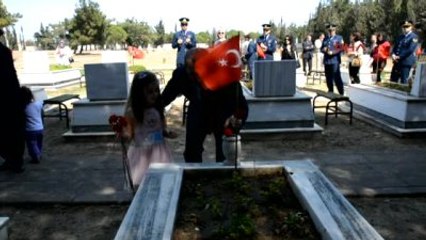 Minik Tuana Şehit Babasına Çiçek Getirerek Bayramlaştı