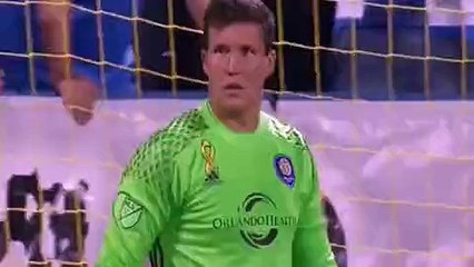 فيديو.. حارس المرمى يستسلم أمام تسديدة دروجبا الصاروخية -