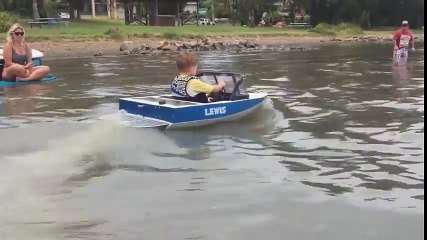 Kids Mini Ski Boat on the Lake - Mart Whyte