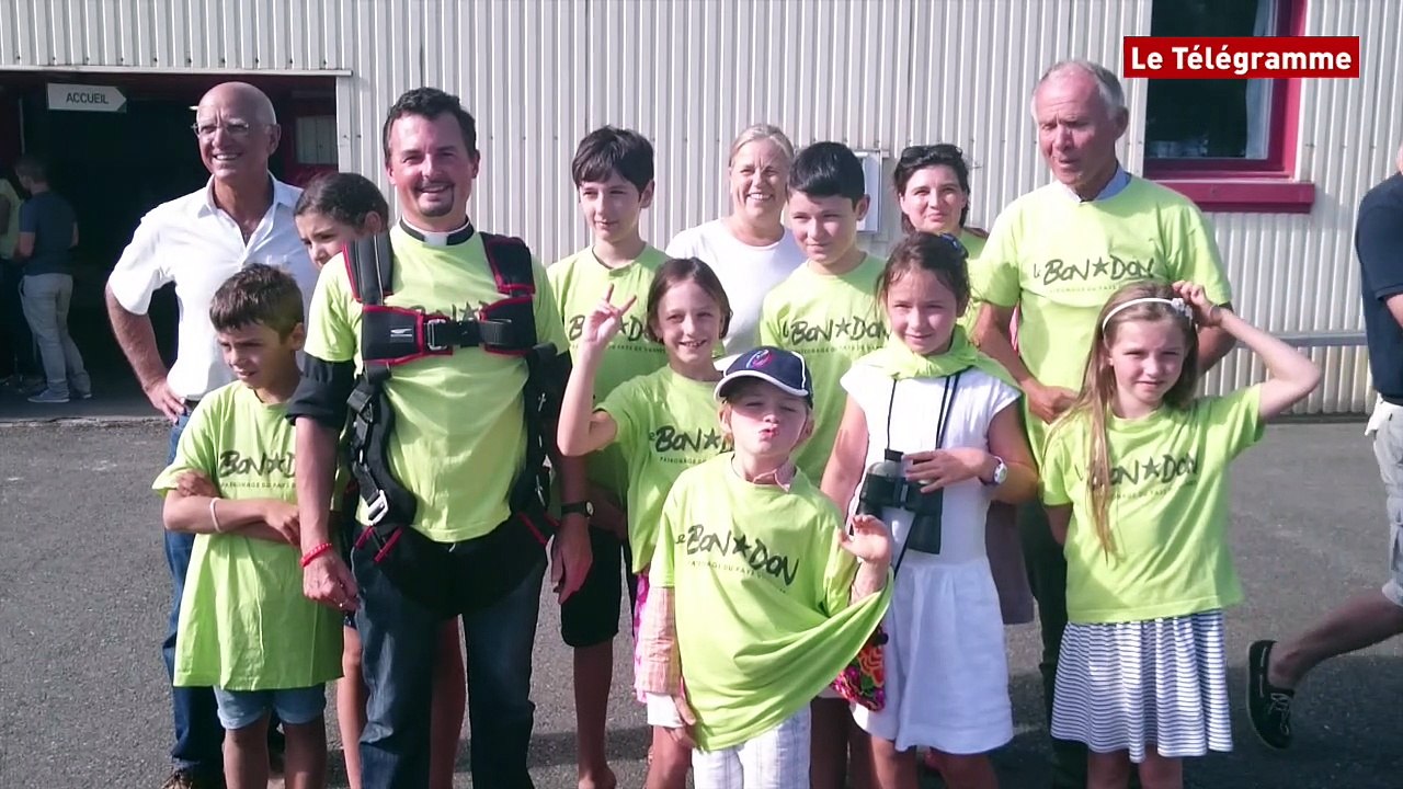 Vannes. Le Père Airault saute en parachute