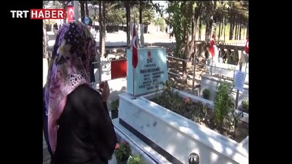 Oğlundan önce kahraman astsubay Halisdemir'in kabrine gitti