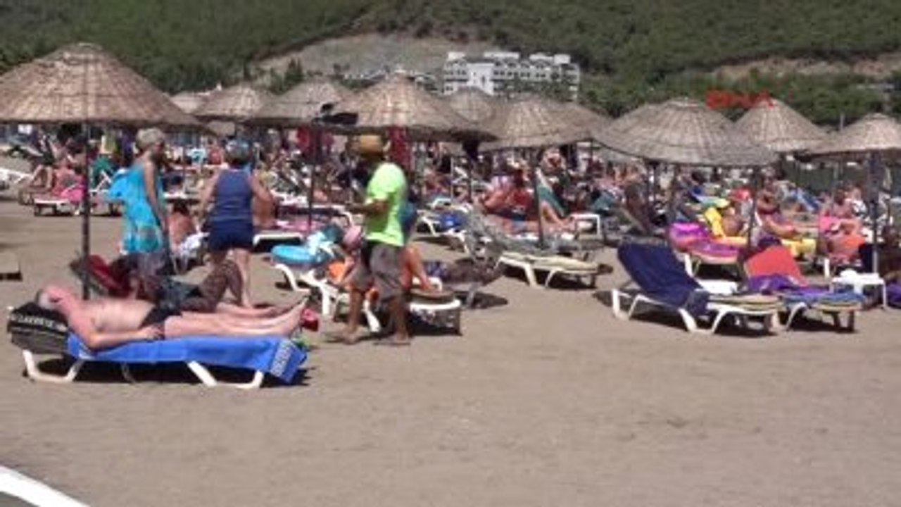 Marmaris'te Tatilciler Deniz ve Güneşin Keyfi Çıkartıyor