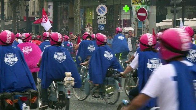 700 chefs d'entreprises en mobylette à Paris contre la crise
