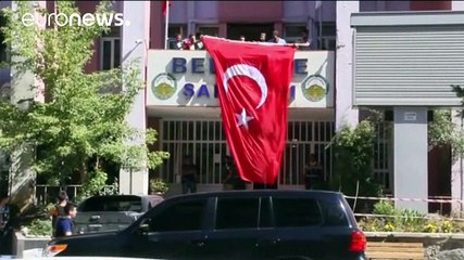 Tiltakoznak a kurdok, a török kormány felmentett 28 kurd polgármestert
