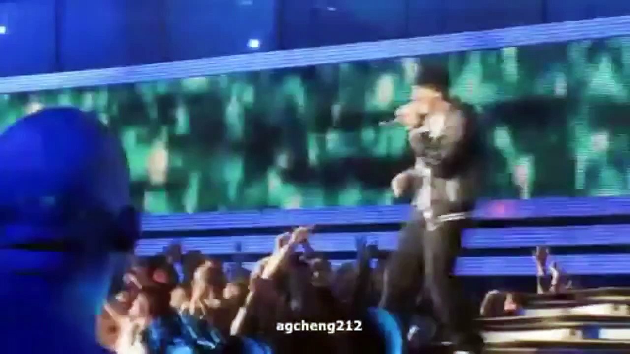 Eminem 2010 Grammy solo with lil wayne- Drop The World LIVE