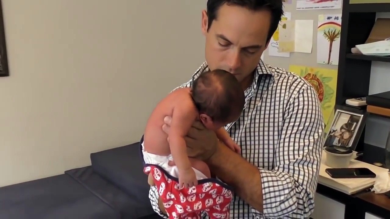 Ce que cet homme fait à un bébé de 4 jours a littéralement affolé la toile. À voir absolument!