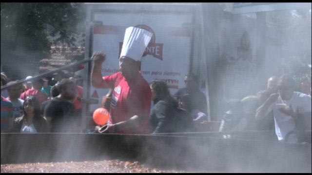 Uruguay cocina guiso de 3.345 kilos de lentejas en busca de récord Guinness