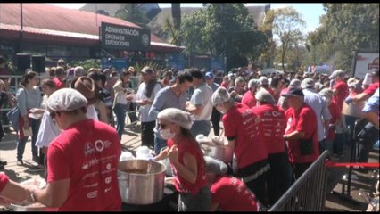 Uruguayos cocinan guiso lentejas de 3.345 kilos en busca de récord Guinness