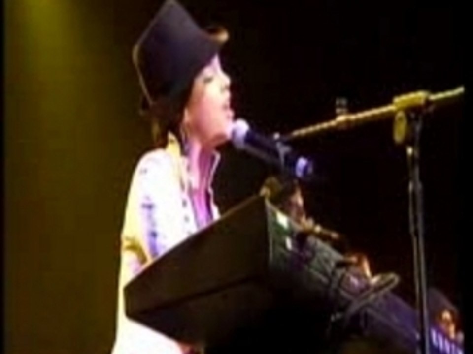 Alicia_Keys_-_Rock_Wit_U_(Live_@_Cologne_Concert_2001-11-07)