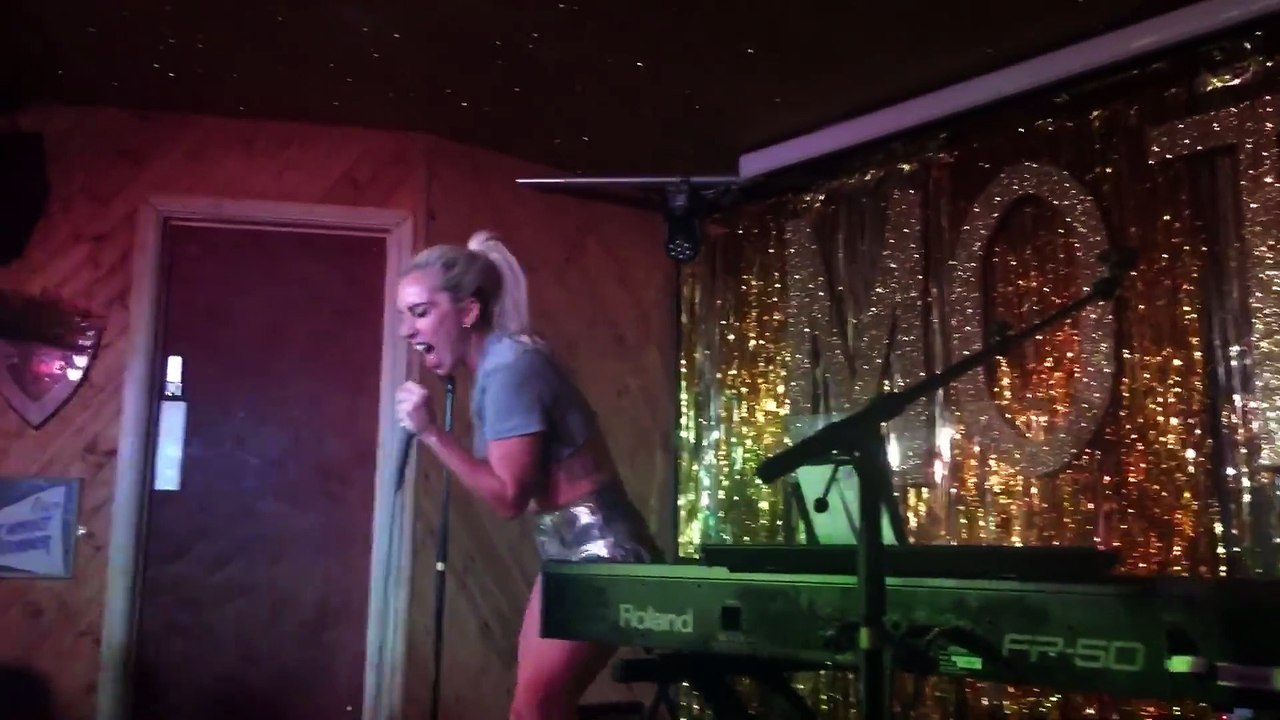 Lady Gaga chante "Perfect Illusion" dans un petit club à Londres
