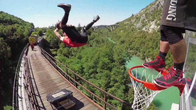 Ces mecs tapent des dunks en trampoline sur un train en marche !