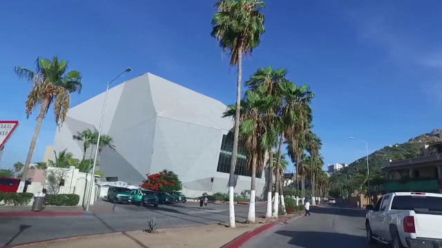 Dan Bilzerian a vraiment une vie de rêve : jolies filles, villas de luxe, soleil et plages desertes