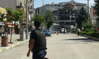 Van'da, AK Parti İl Başkanlığı ile Valilik Arasındaki Alanda Patlama!