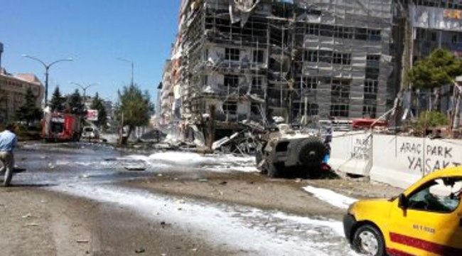 Van'da Bayram Günü Bombalı Araçla Saldırı! 2'si Polis 19 Yaralı