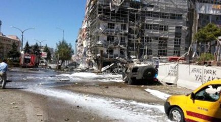Van'da Bayram Günü Bombalı Araçla Saldırı! 2'si Polis 27 Yaralı
