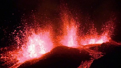 Les magnifiques images du Piton de la Fournaise la nuit