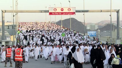 حجاج البيت الحرام يبدأون رمي الجمرات في أول ايام عيد الاضحى