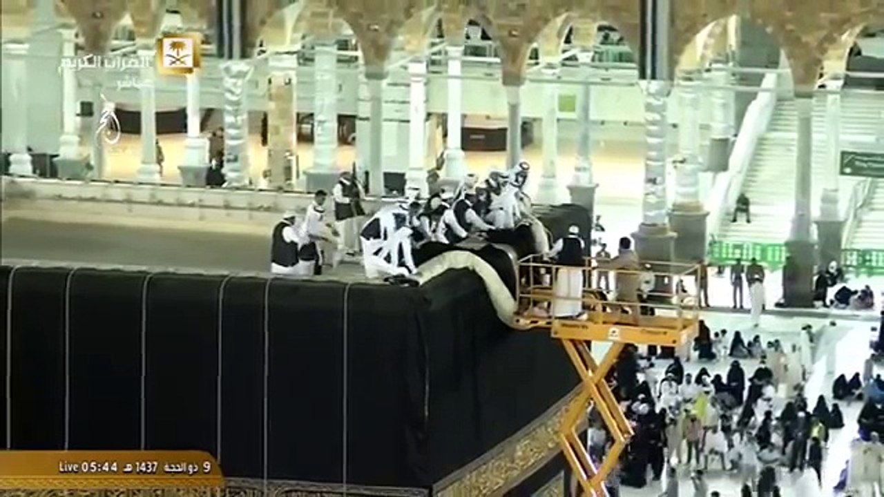 Hajj-2016-Exclusive-Kaaba-Kiswa-Change-2016-1437-Arafa-Day-Changing-Ghilaaf