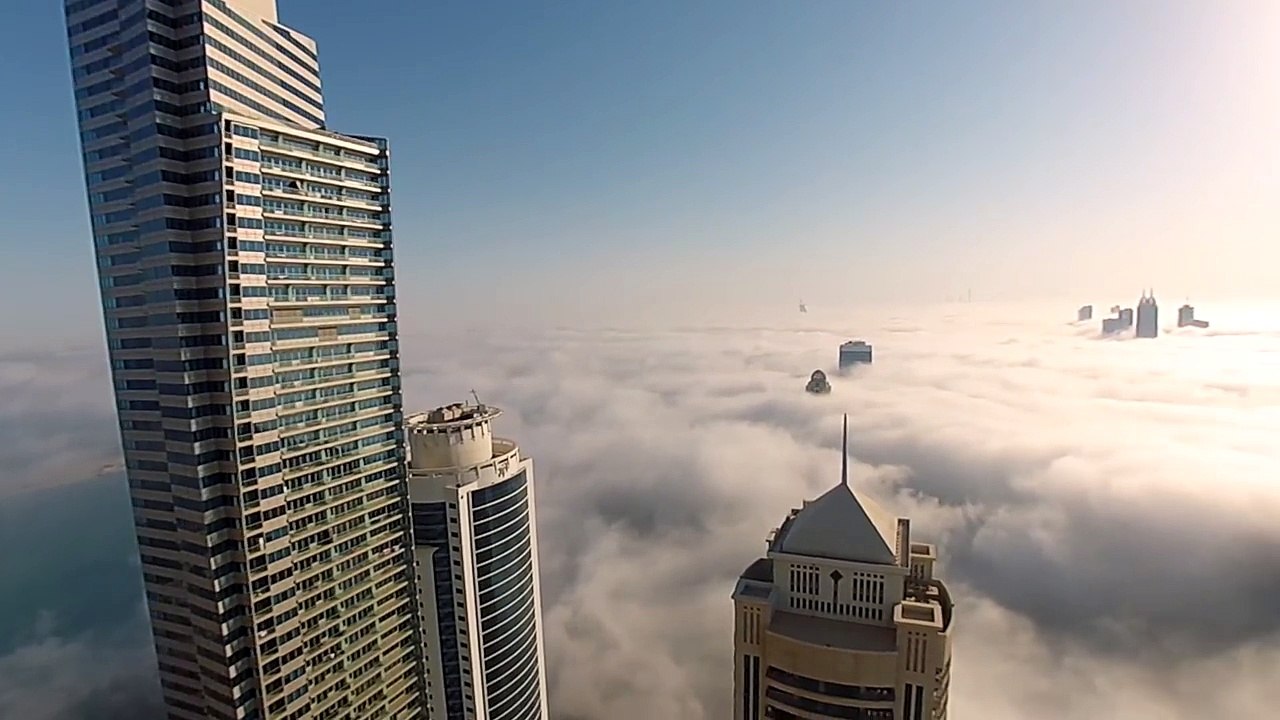 Basejump à travers les nuages du haut d'un gratte-ciel !