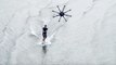Un homme surfe sur l'eau tracté par un drone super puissant