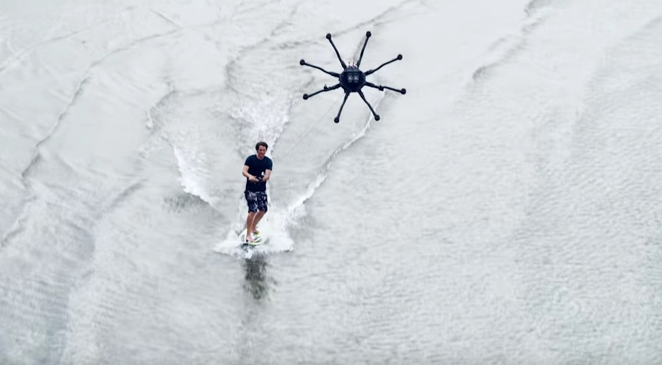 Un homme surfe sur l'eau tracté par un drone super puissant
