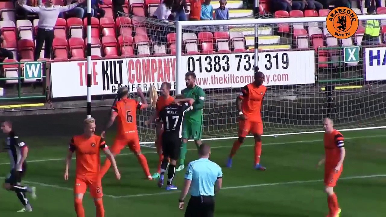Il arrete 3 penaltys dans le même match ! Bravo à ce gardien de but écossais