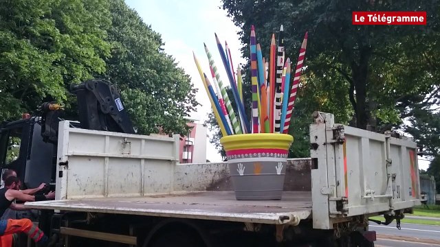Lannion. Un pot à crayons géant posé près de la boîte à livres de Ker-Uhel
