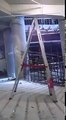 video drole - un escabeau essaie de se barrer d'un chantier