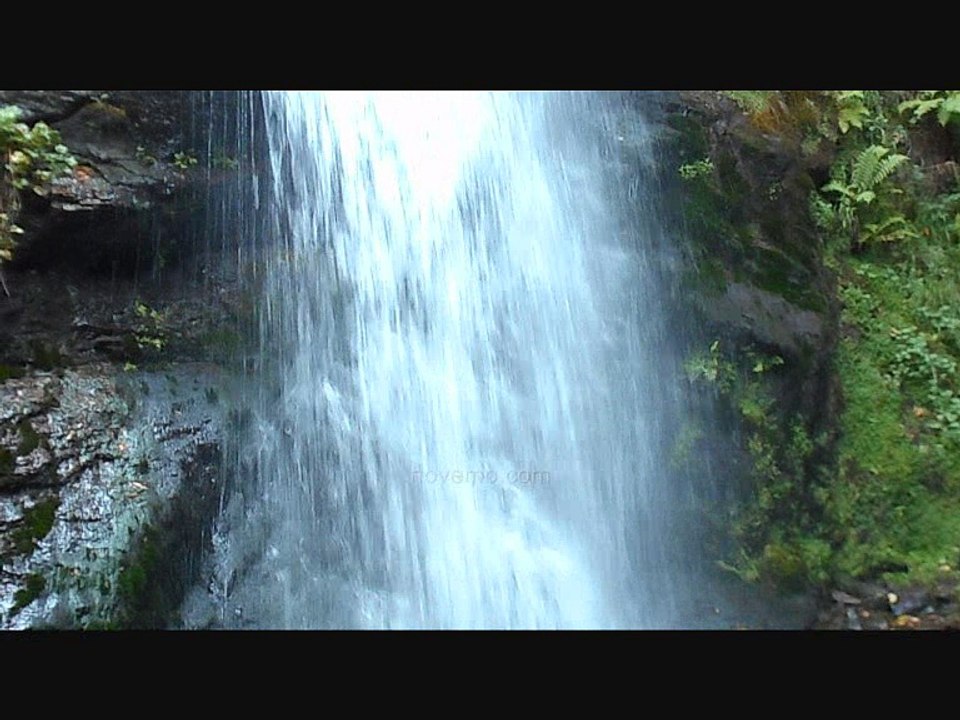 Nature Beauté gigantesque : Enorme et belle cascade de montagne