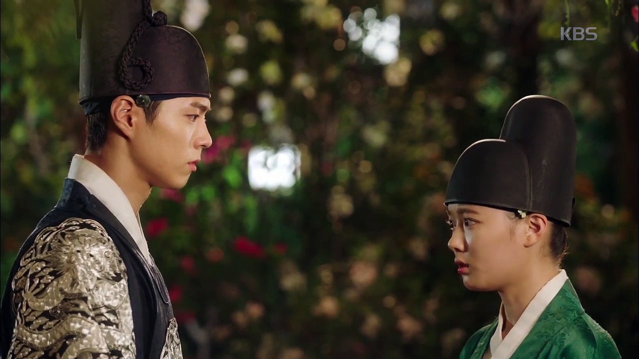 Thái tử Park Bo Gum "khóa môi" Thái giám Kim Yoo Jung